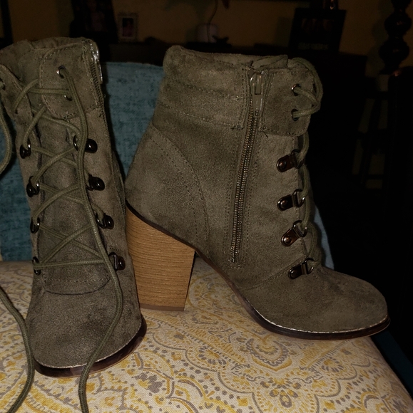 Hunter Green Candie's ankle booties - Picture 2 of 6